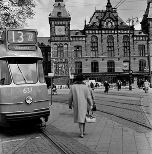 150066 Afbeelding van een tram en een gedeelte van de voorgevel van het N.S-station Amsterdam C.S. te Amsterdam.